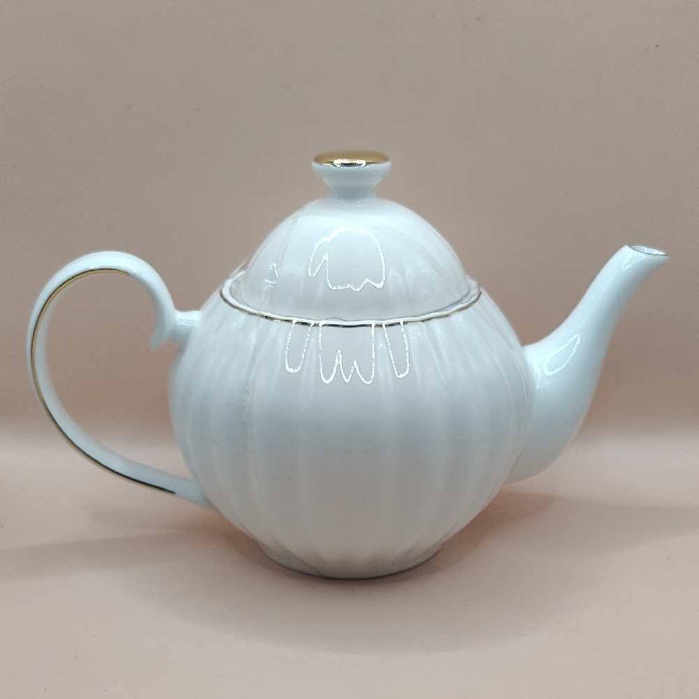 Grace Teaware Ribbed Elegant White Porcelain Teapot with Gold Accents. NEW